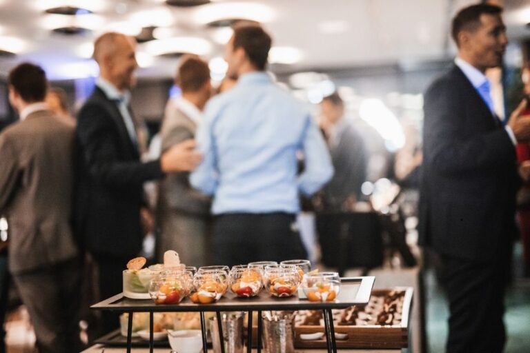 Poczęstunek podczas spotkania integracyjnego dla firm w Hotelu 500 Zegrze